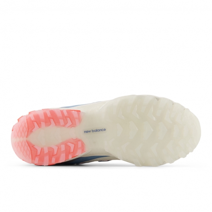뉴발란스 퓨어셀 린도어 3 오프 필드 인조잔디화 — 밑창, V자 돌기 배열과 new balance 프린트